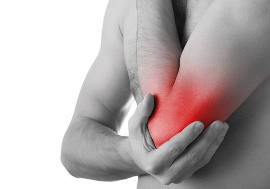 Un gonflement et une douleur aiguë dans l'articulation sont des signes du dernier stade de l'arthrose